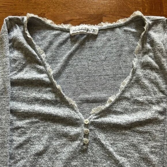 abercrombie long sleeve top shirt M Gray V Neck Henley Lace Crochet Trim Soft - Picture 3 of 3